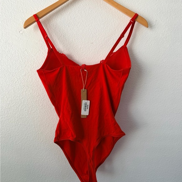 SKIMS Fits Everybody Lace Push Up Thong Bodysuit Red Cayenne Sz Small - Picture 2 of 4